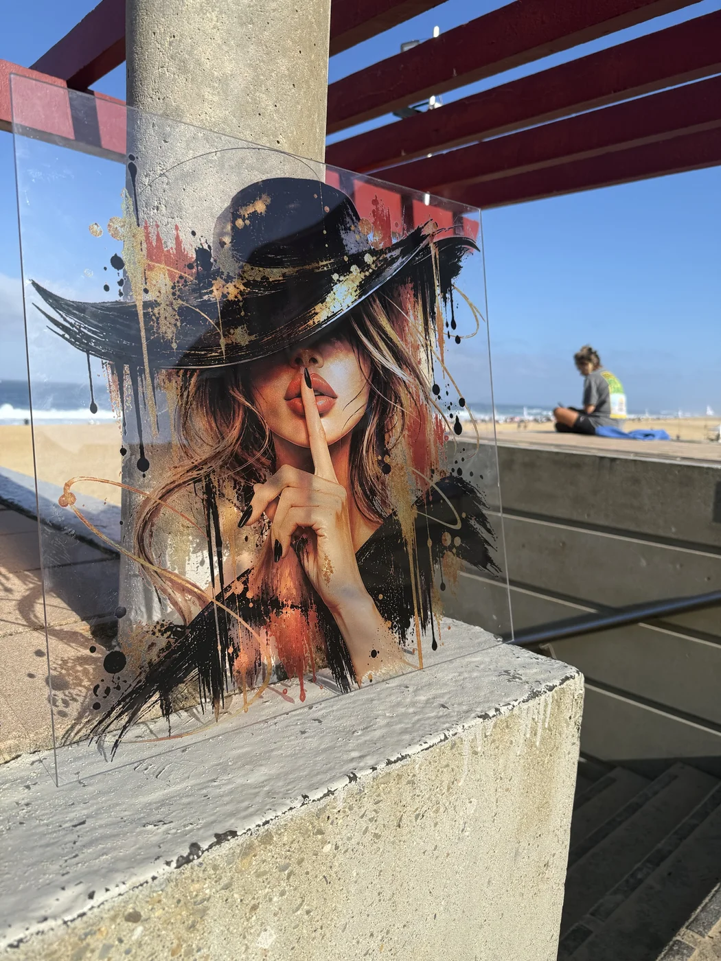 Impression UV sur verre synthétique — portrait au chapeau, geste chut