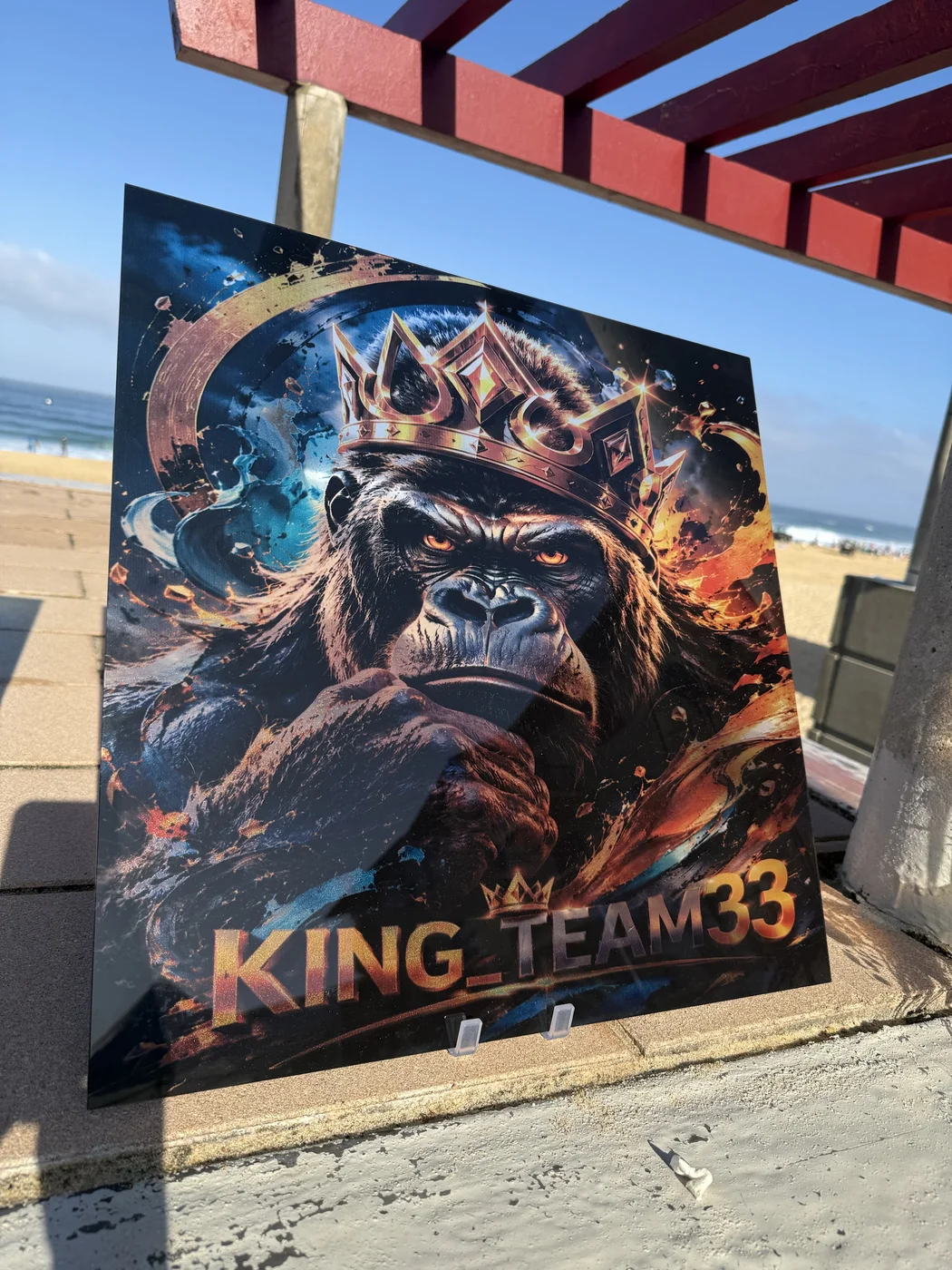 Impression UV sur plaque plexiglas — logo King Team 33, gorille couronné